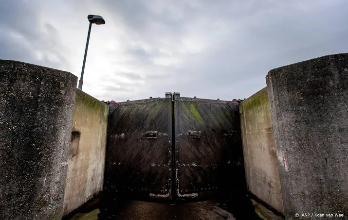 twee beknelden onder contragewicht sluisdeur