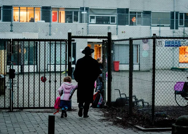 twee jaar cel in zedenzaak cheiderschool