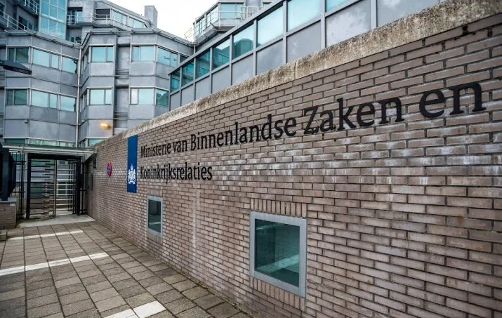 twee medewerkers ambassade iran land uitgezet