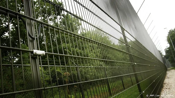 twee tbsers gevlucht uit pompekliniek met hulp van buitenaf