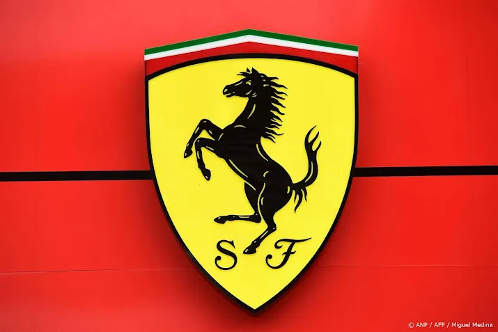 twee teamleden mercedes volgen hamilton naar ferrari