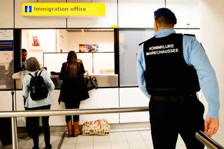twee terugkeerders uit strijdgebied opgepakt