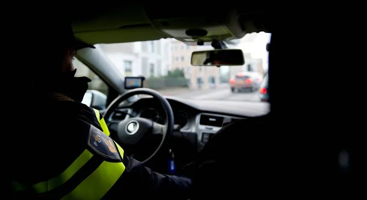 twee tieners in auto van weg gehaald