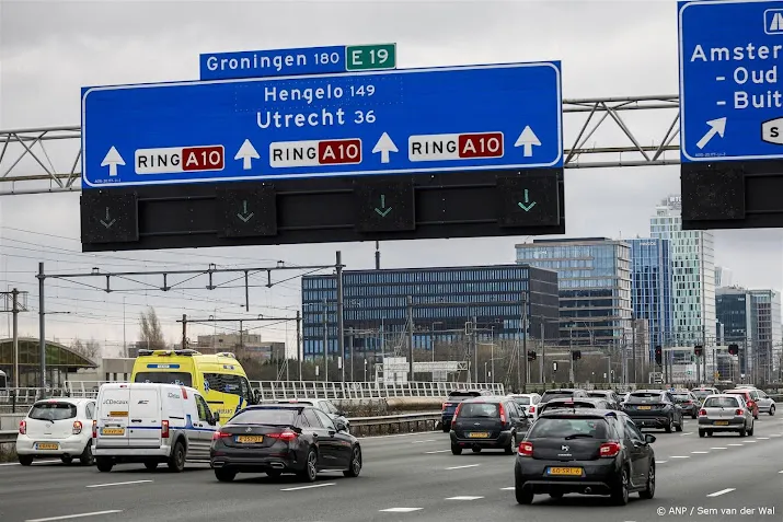 twee touringcars en auto botsen op a10 hoofdrijbaan dicht