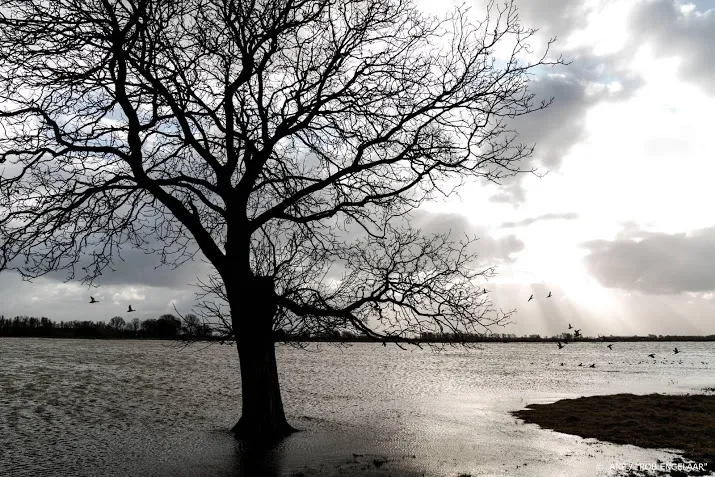 tweede hoogwatergolf bereikt grote rivieren