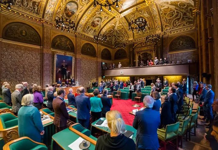tweede kamer herdenkt kok als verbinder