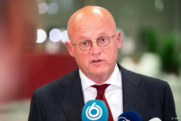 tweede kamer kritisch over nieuwe fotos van bruiloft grapperhaus