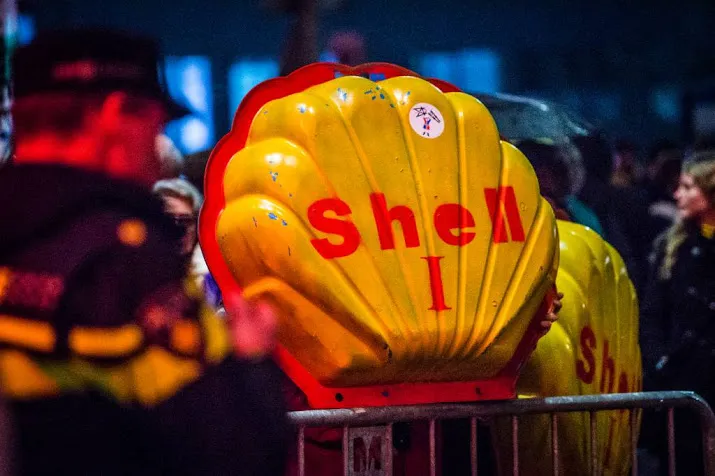 tweede kamer roept shell op het matje