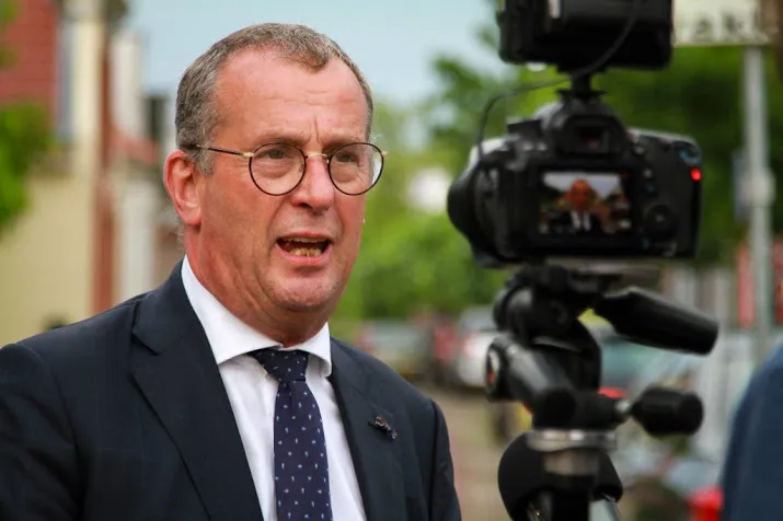 tweede kamer wil alders spreken over vertrek