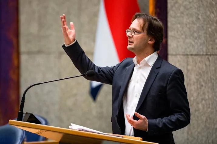tweede kamer wil facebook spreken over lek