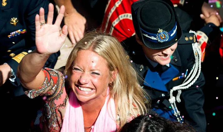 tweede kamer zwaait jeanine hennis uit