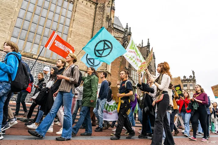 tweehonderd klimaatstakers in arnhem honderdduizenden wereldwijd