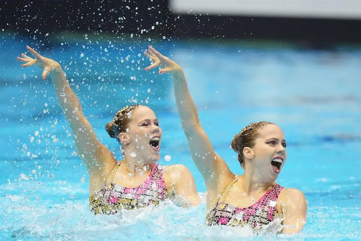 tweelingzussen de brouwer naar wk finale synchroonzwemmen
