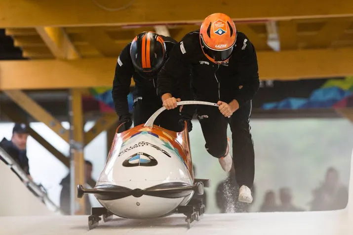 tweemansbob ziet spelen vervagen in winterberg