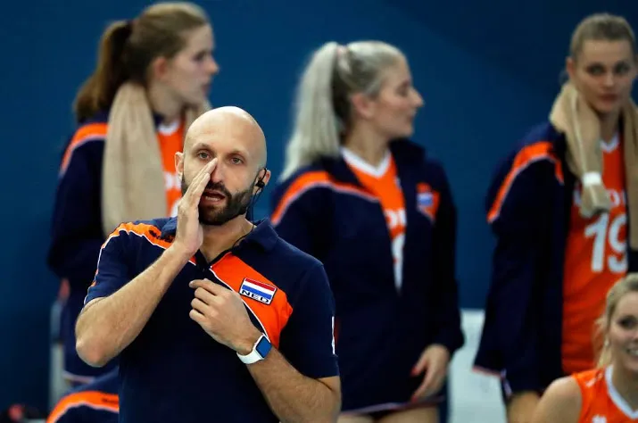 tyfoon houdt volleybalsters wakker in japan