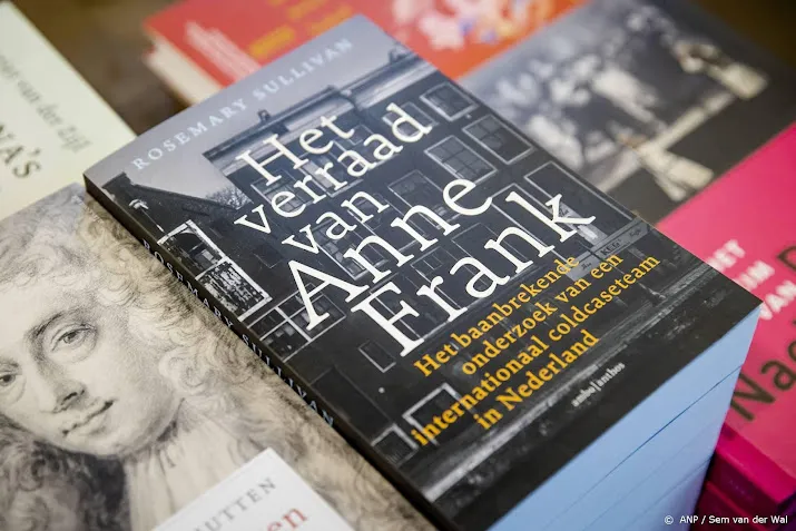 uitgeverij haalt boek het verraad van anne frank terug