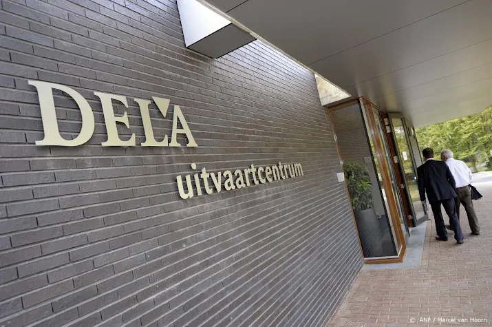 uitvaartbedrijf dela plaatst koelcontainers vanwege coronadoden