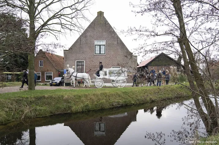 uitvaartstoet 14 jarige esmee vertrokken in leiden