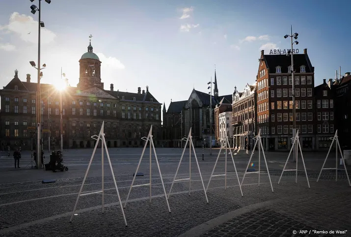 uitzonderlijke dodenherdenking op lege dam