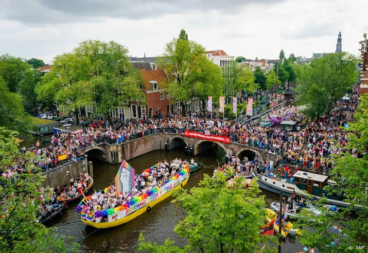 unhcr motorclub afrikanen en roemenen varen mee met botenparade