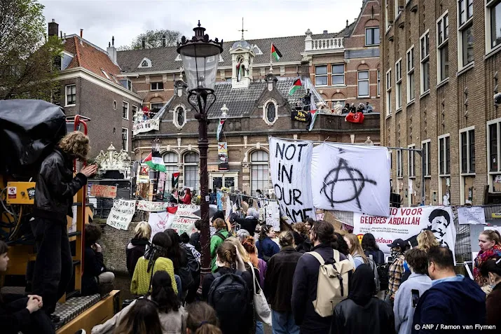 universiteit doet aangifte lokaalvredebreuk vernieling en dwang