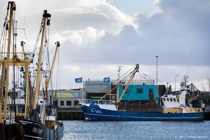 urker vissers redden boot migranten op de noordzee