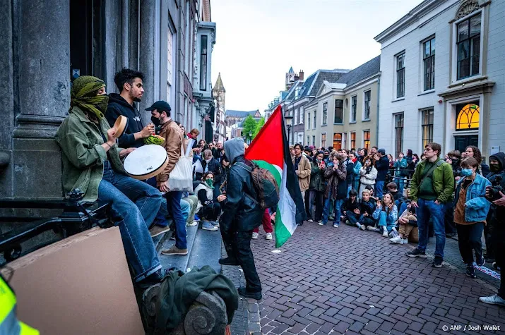 uu demonstranten moeten binnen een half uur vertrekken