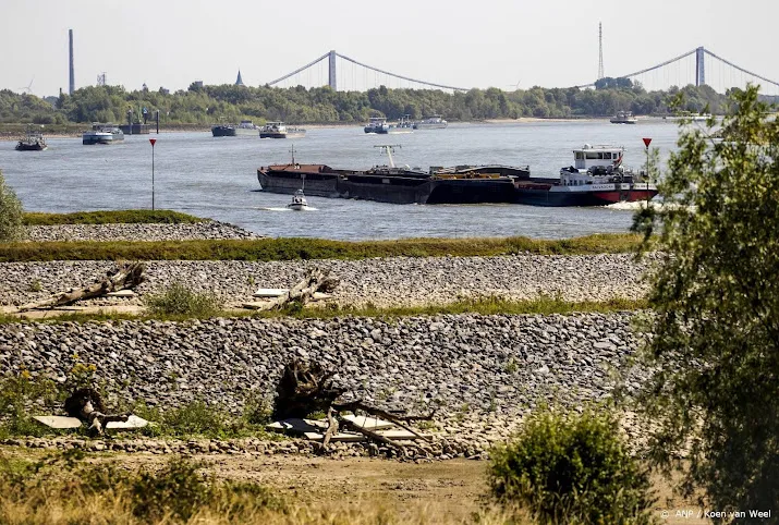 vaarverkeer rijn in duitsland urenlang gestremd door kapot schip