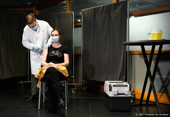 vaccinatie huisartsen begonnen eerste prik in enschede