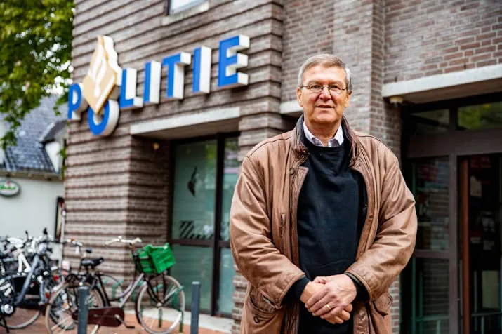 vader dascha verlaat politiebureau