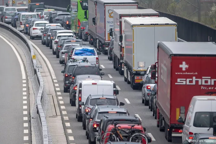 vakantiegangers in de file op europese wegen