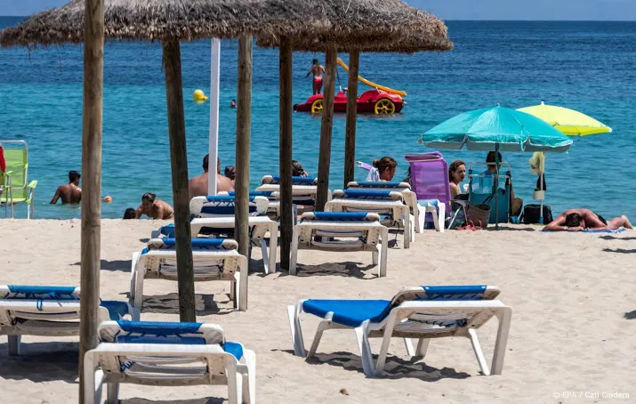 vakantiegangers weer welkom op spaanse eilanden