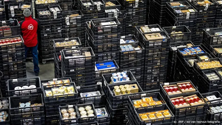 vakbond cnv dreigt met staking bij distributiecentra albert heijn