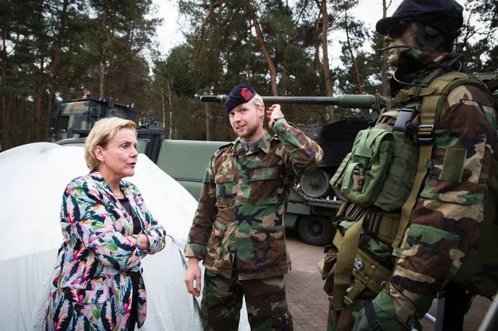 vakbonden zien positieve zaken in defensienota