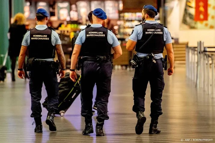 vals kapingsalarm vanuit toestel op schiphol