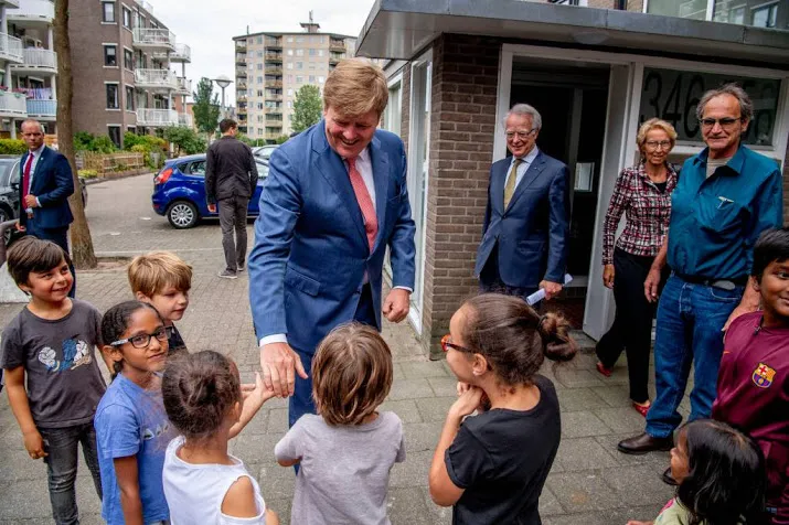 van aartsen zwaait af met bezoek van koning