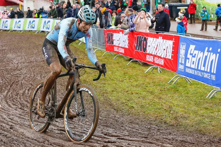 van aert deelt tik uit aan van der poel
