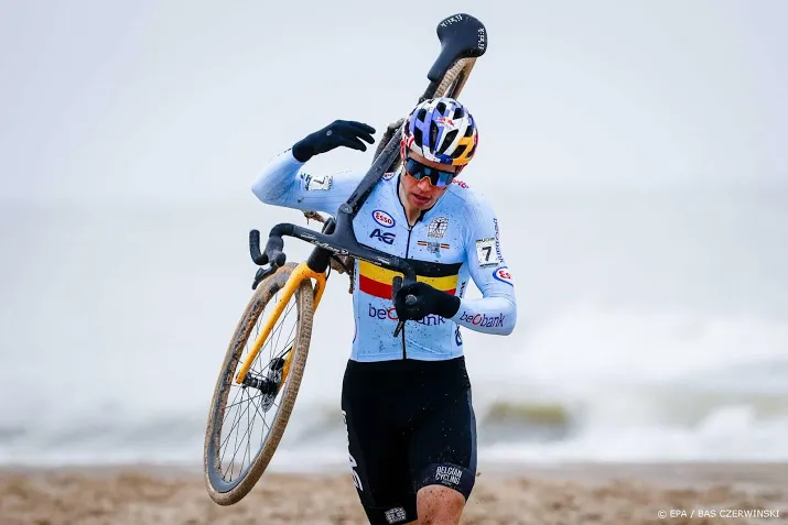 van aert met vertrouwen van trainingsstage naar strade bianche