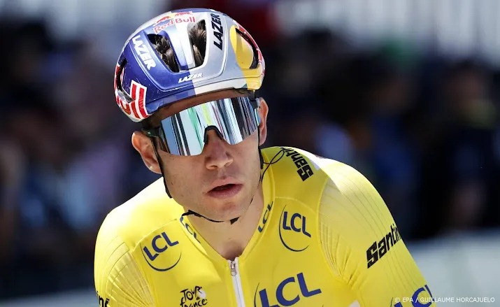 van aert soleert in het geel naar ritzege in tour