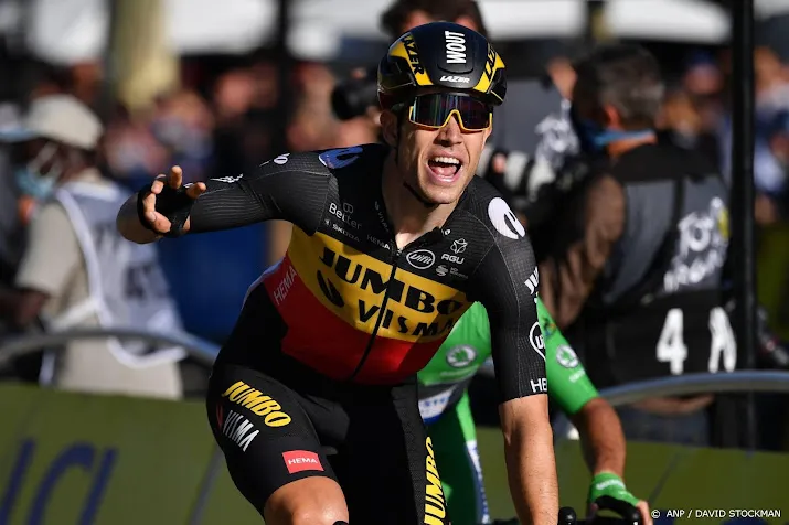 van aert soleert naar zege in omloop het nieuwsblad