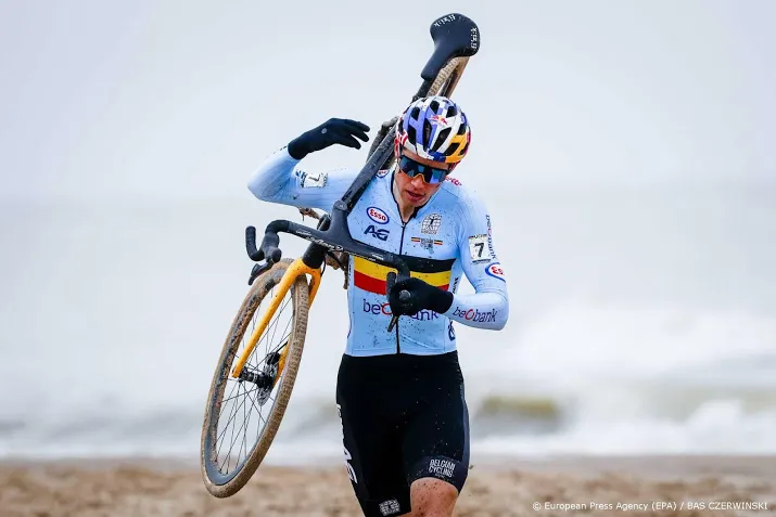 van aert teleurgesteld in zichzelf na zilver op wk
