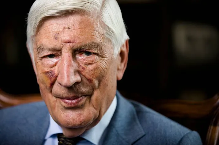 van agt wil getuigen over de punt