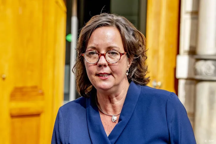 van ark neemt ontslag als minister om gezondheidsredenen