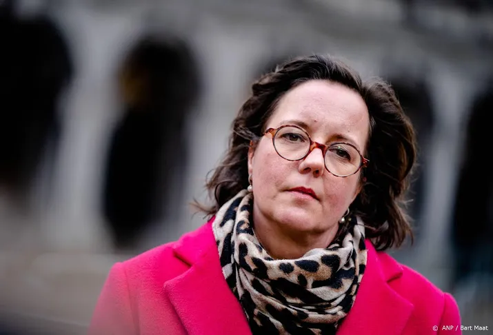 van ark zou zelf lagere bonus voor alle zorgmedewerkers kiezen