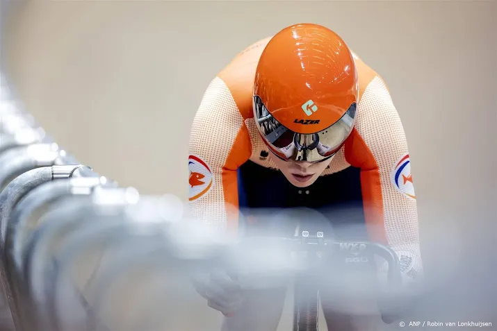 van de wouw verder van der peet eruit op sprint bij wk baan