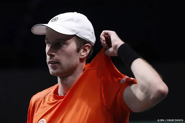 van de zandschulp mist matchpoint in eerste tennisduel van 2023