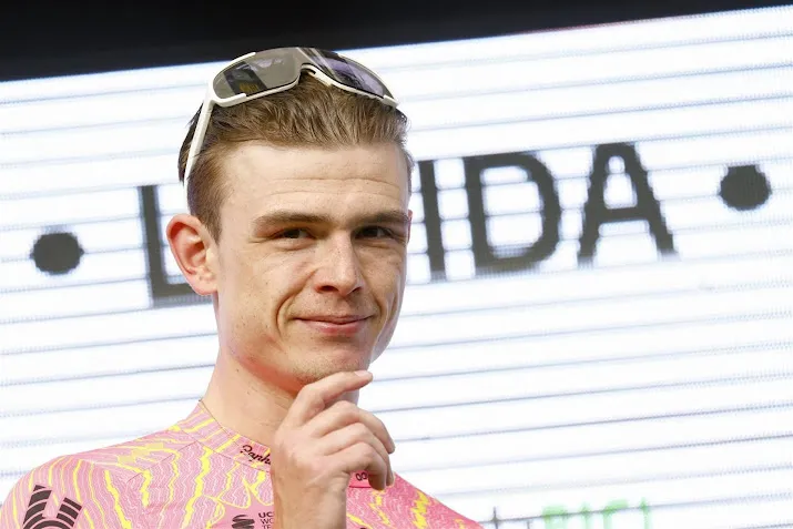 van den berg kon tijdens etappe ritzege carapaz al vieren