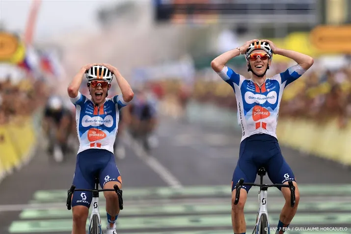 van den broek helpt bardet aan etappe en geel in tour de france