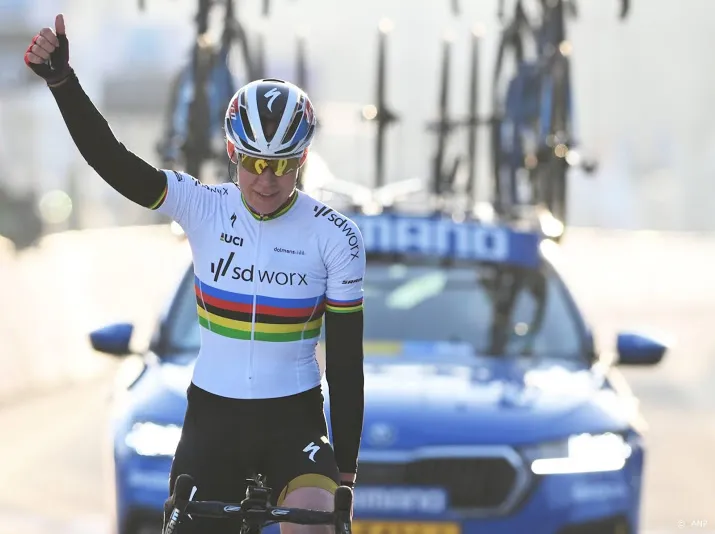 van der breggen begint afscheidsjaar met zege in omloop