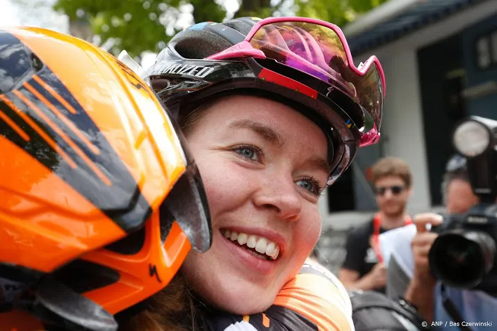 van der breggen soleert naar zege gp plouay